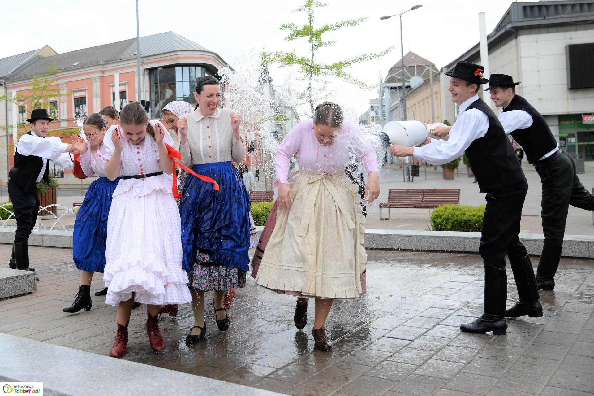Húsvéti locsolkódás a belvárosban