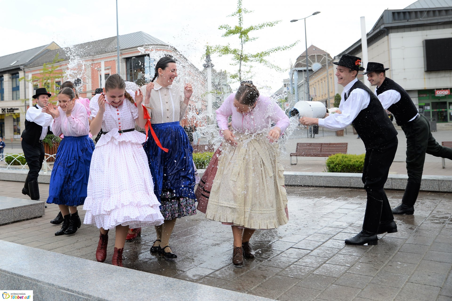 Húsvéti locsolkódás a belvárosban