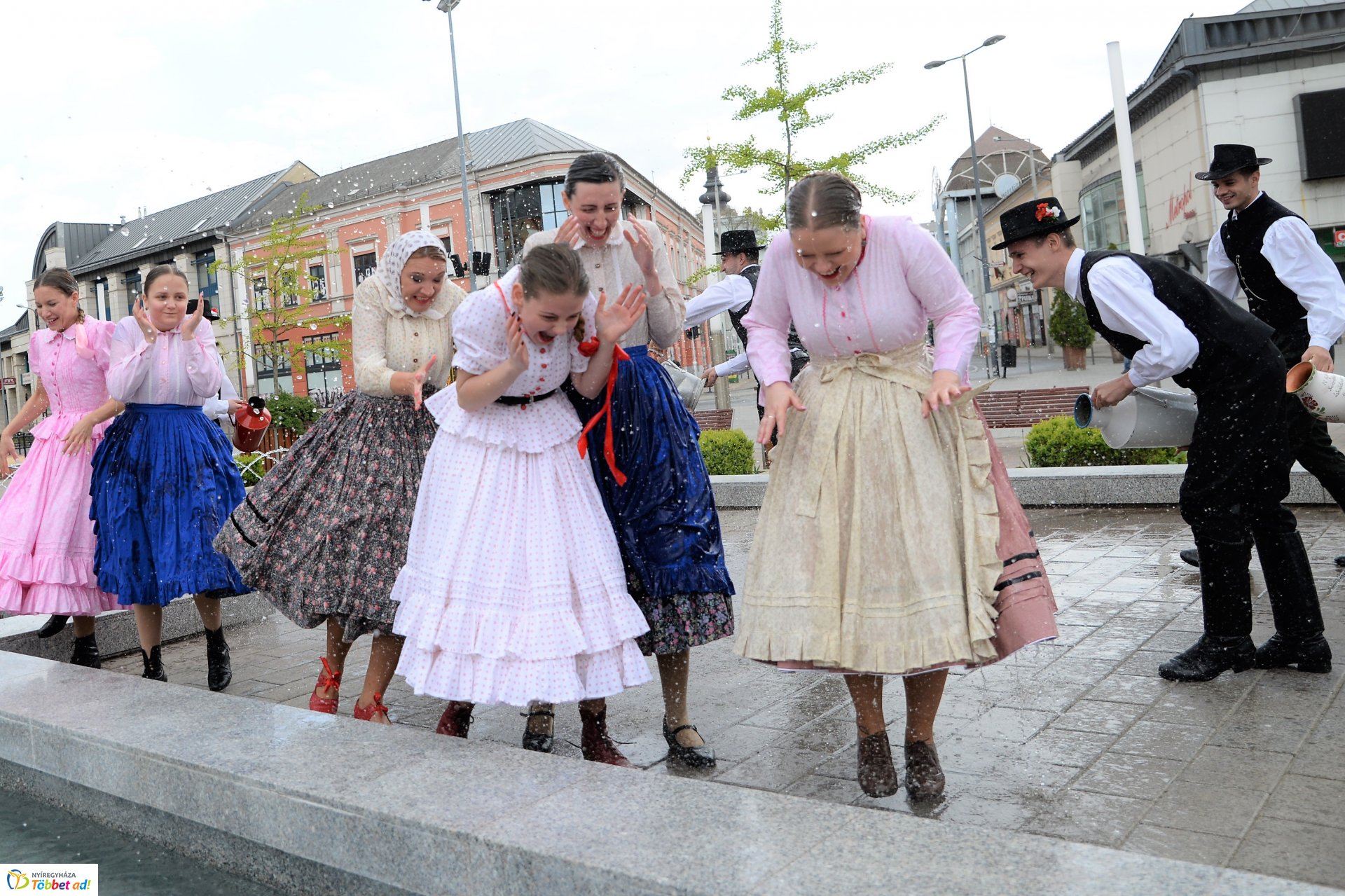 Húsvéti locsolkódás a belvárosban