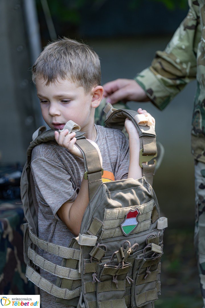 Huszárgenerációk találkozója a Sóstói Múzeumfaluban