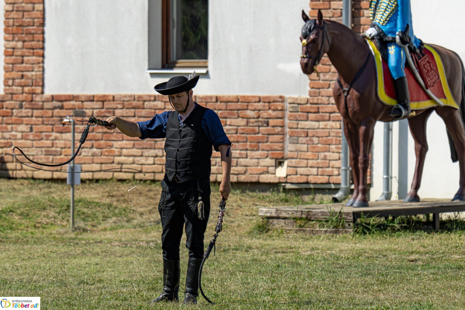 Huszárgenerációk találkozója a Sóstói Múzeumfaluban