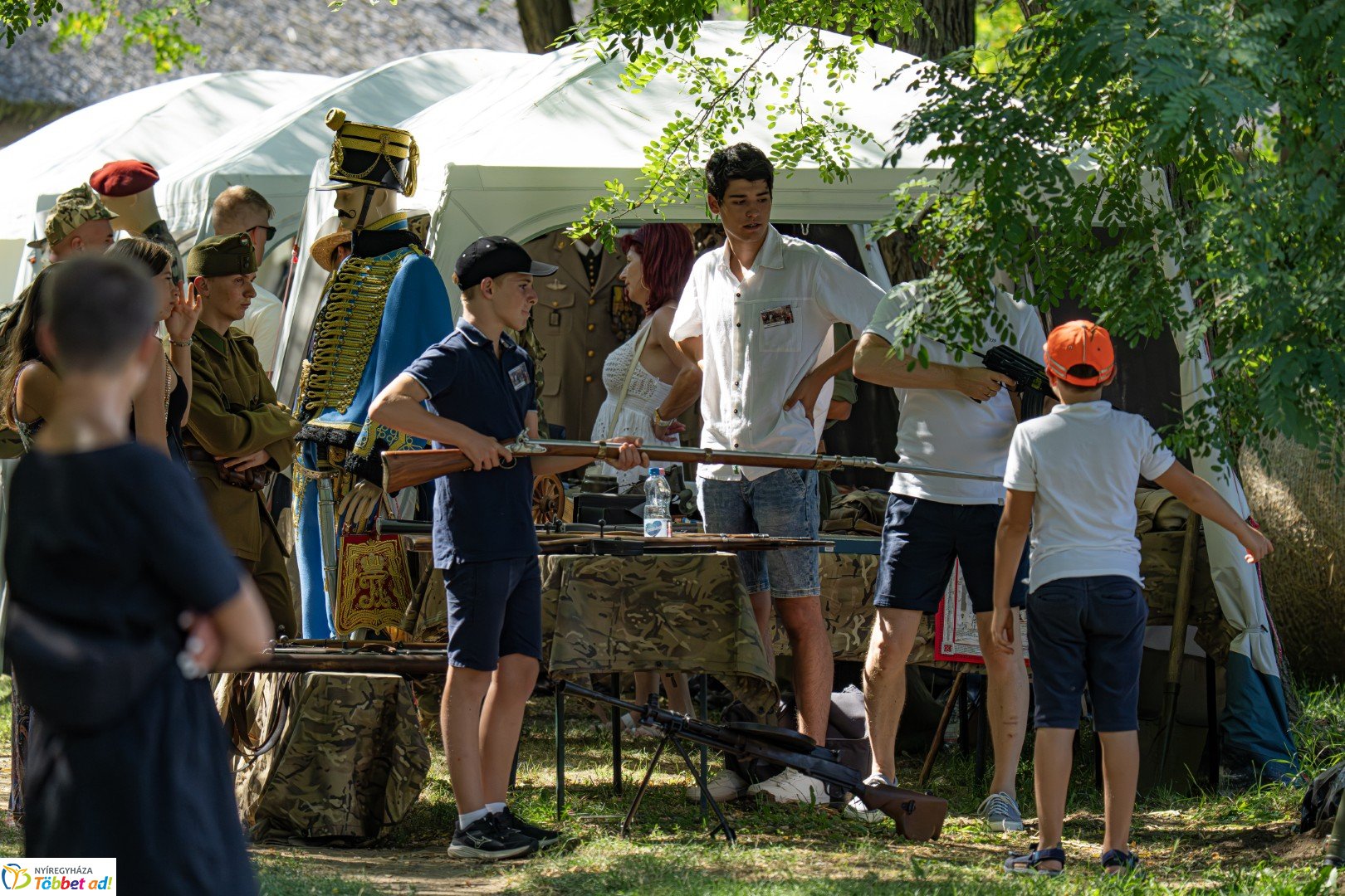 Huszárgenerációk találkozója a Sóstói Múzeumfaluban