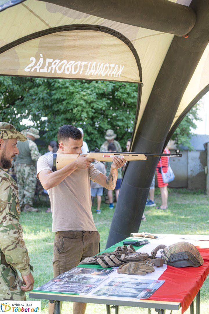 Huszárgenerációk találkozója a Sóstói Múzeumfaluban