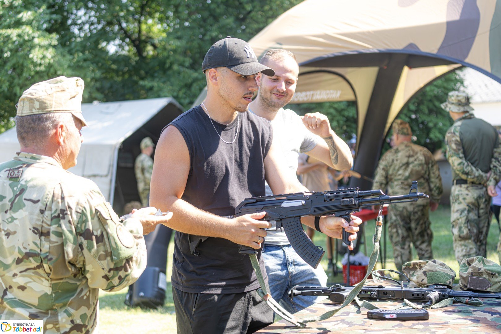 Huszárgenerációk találkozója a Sóstói Múzeumfaluban