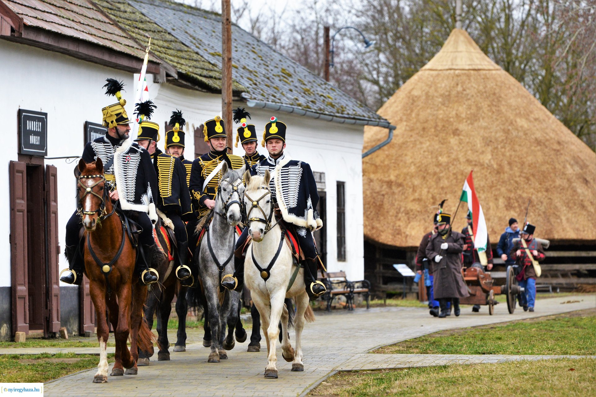 Huszárok felvonulása a Sóstói Múzeumfaluban