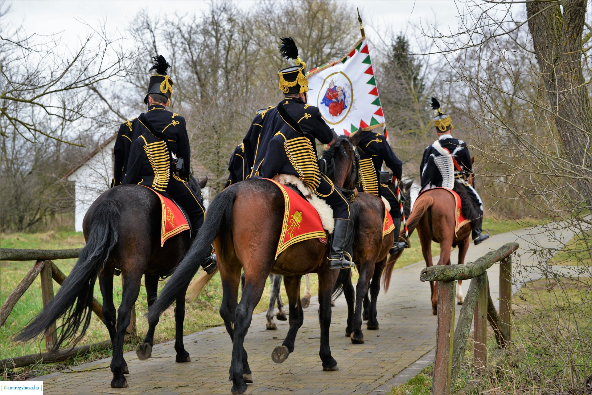 Huszárok felvonulása a Sóstói Múzeumfaluban