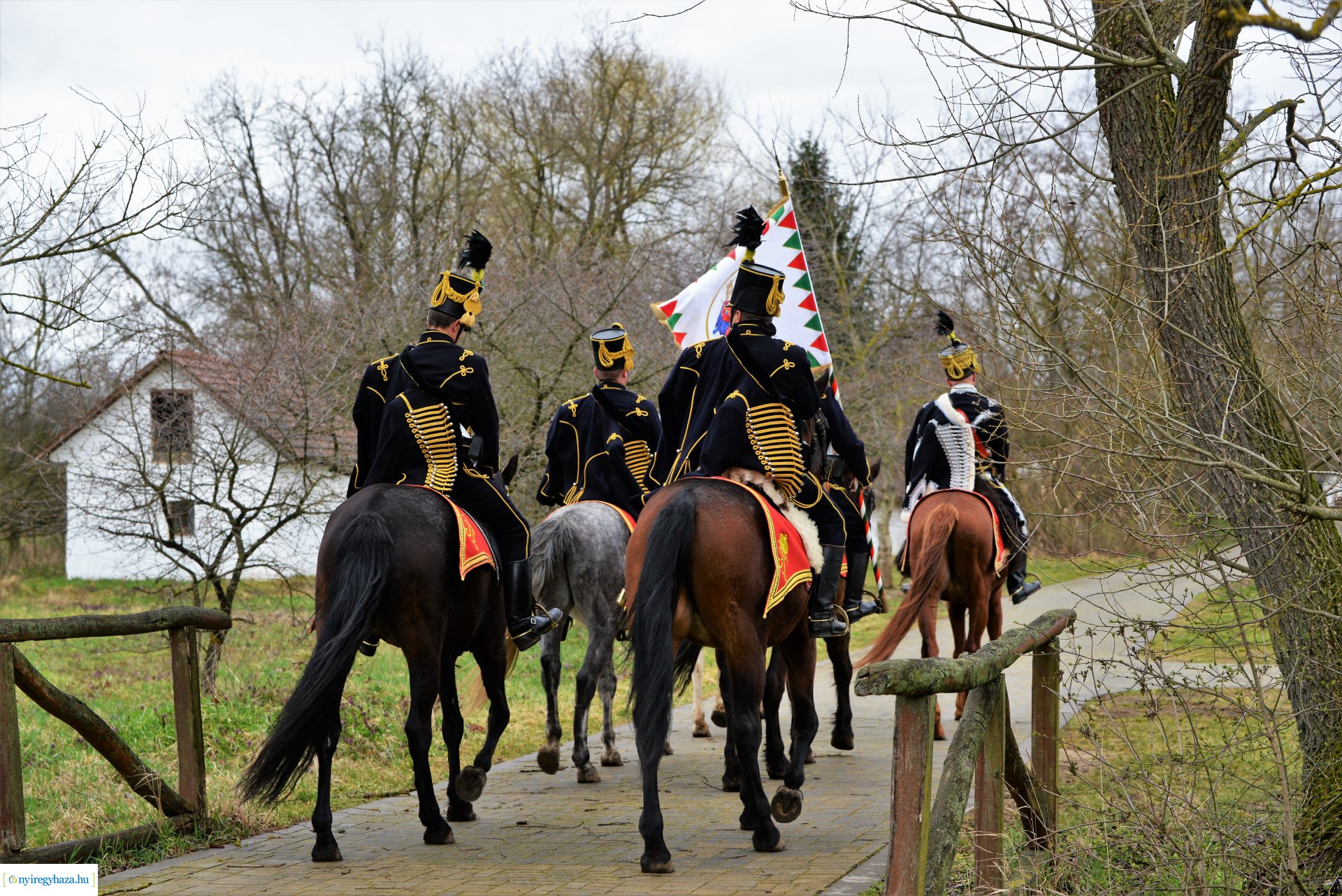 Huszárok felvonulása a Sóstói Múzeumfaluban