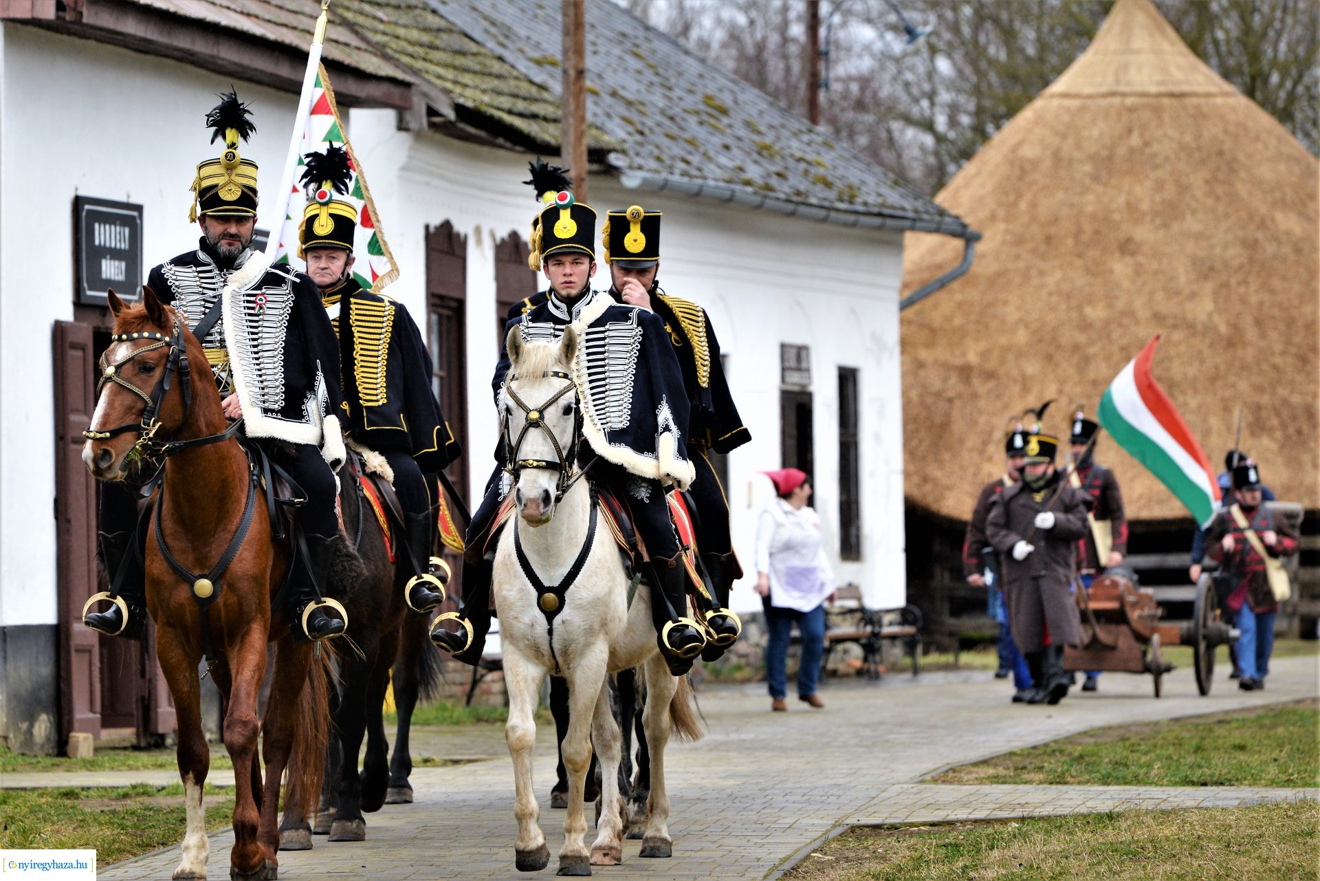 Huszárok felvonulása a Sóstói Múzeumfaluban