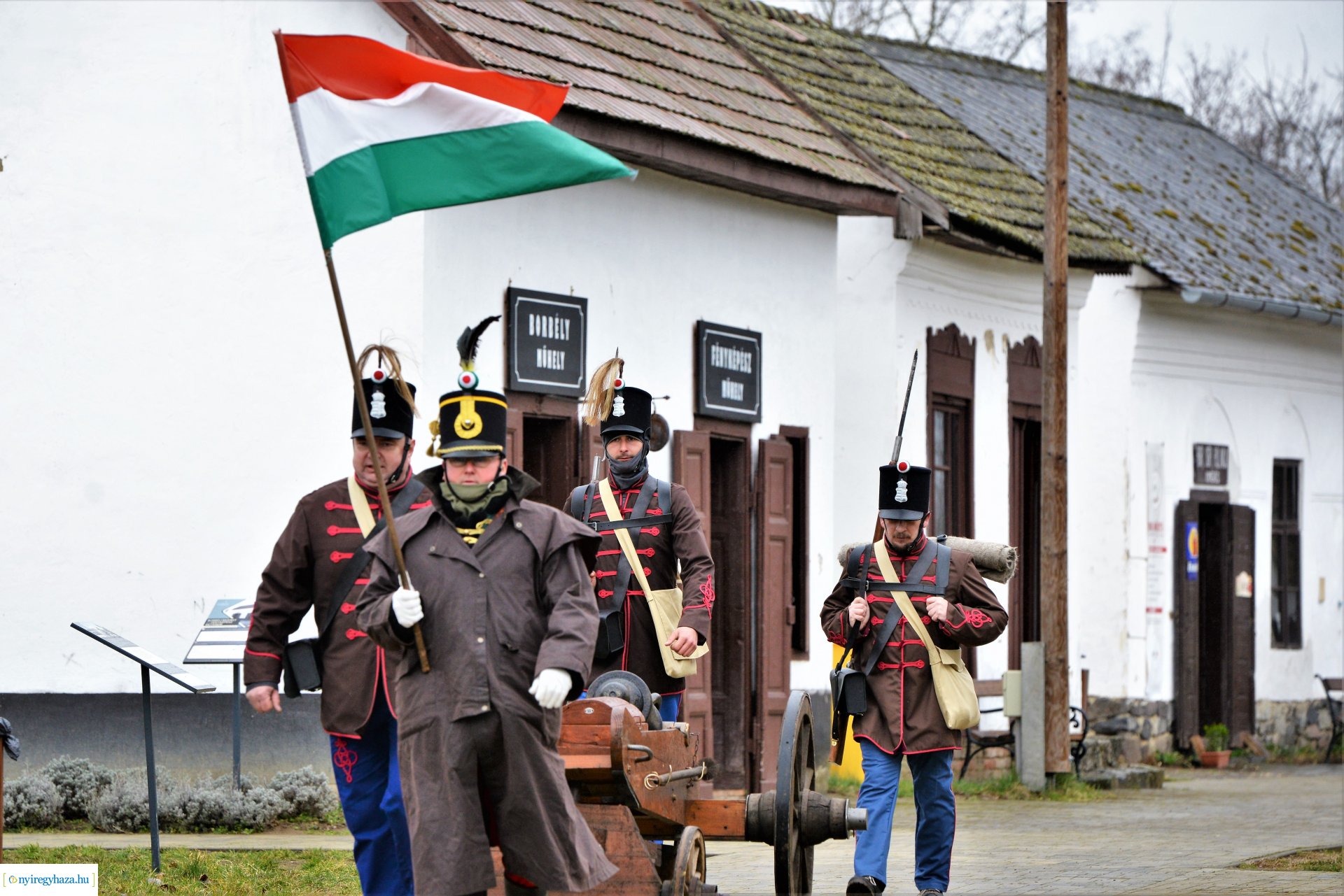 Huszárok felvonulása a Sóstói Múzeumfaluban