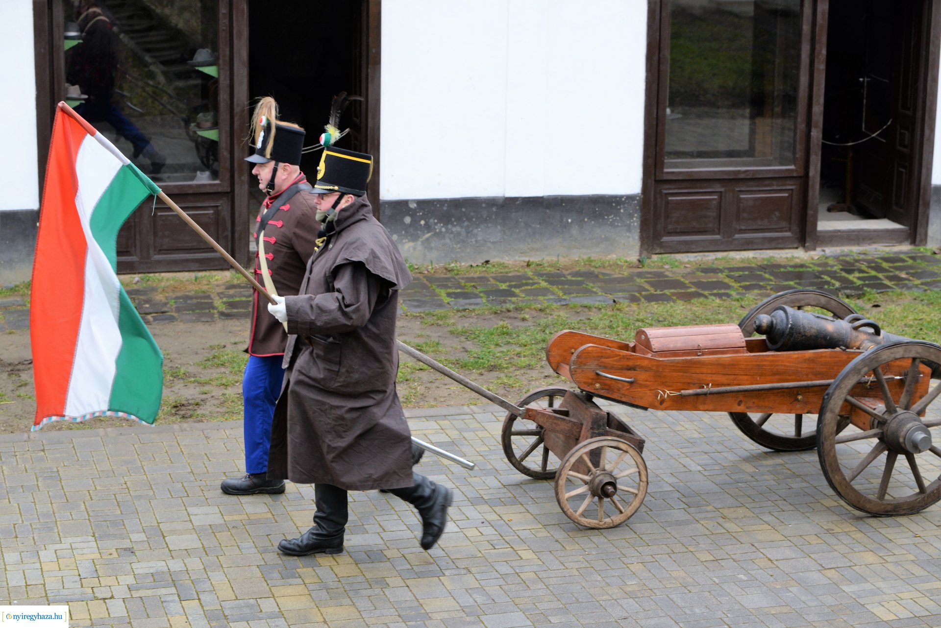 Huszárok felvonulása a Sóstói Múzeumfaluban