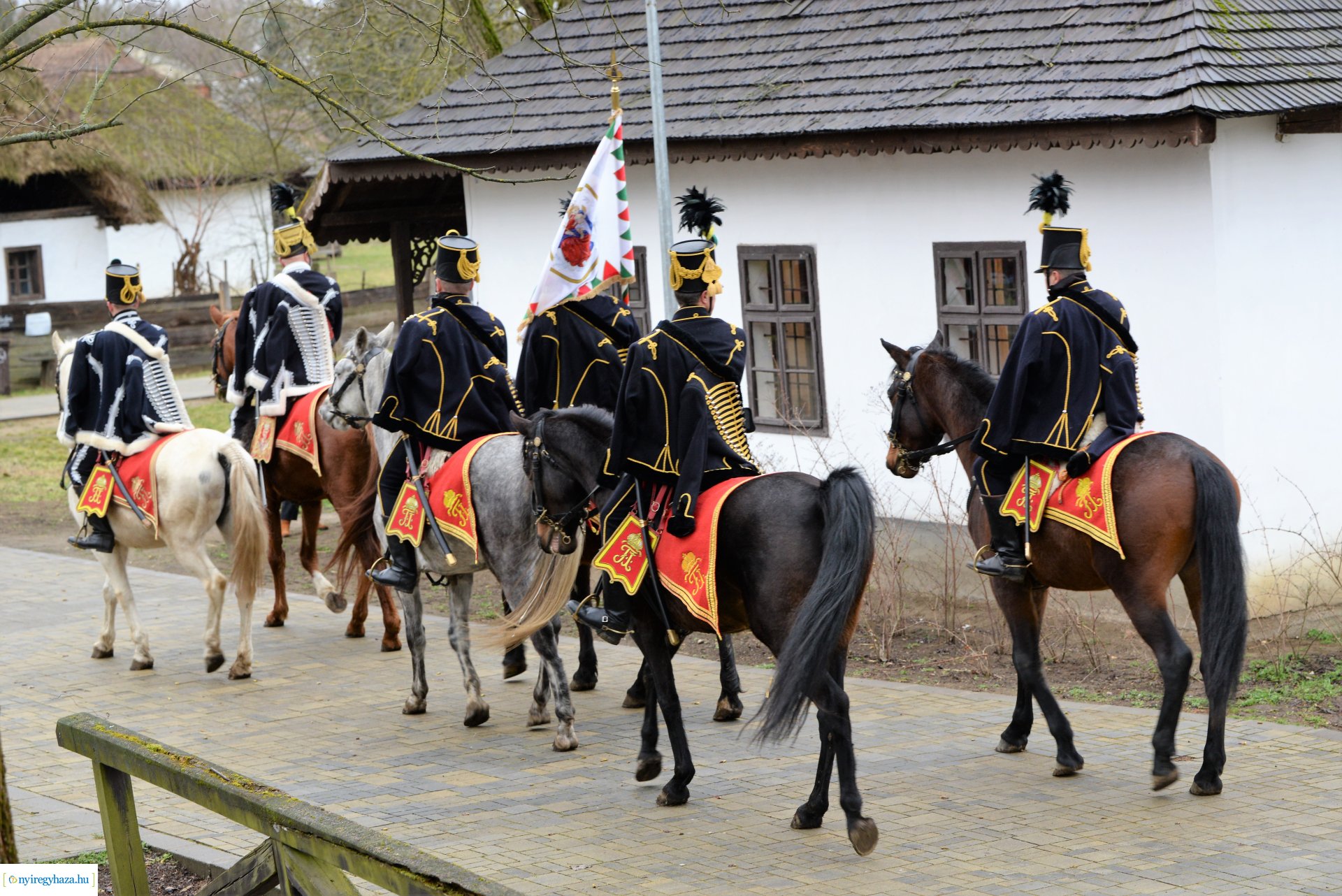 Huszárok felvonulása a Sóstói Múzeumfaluban