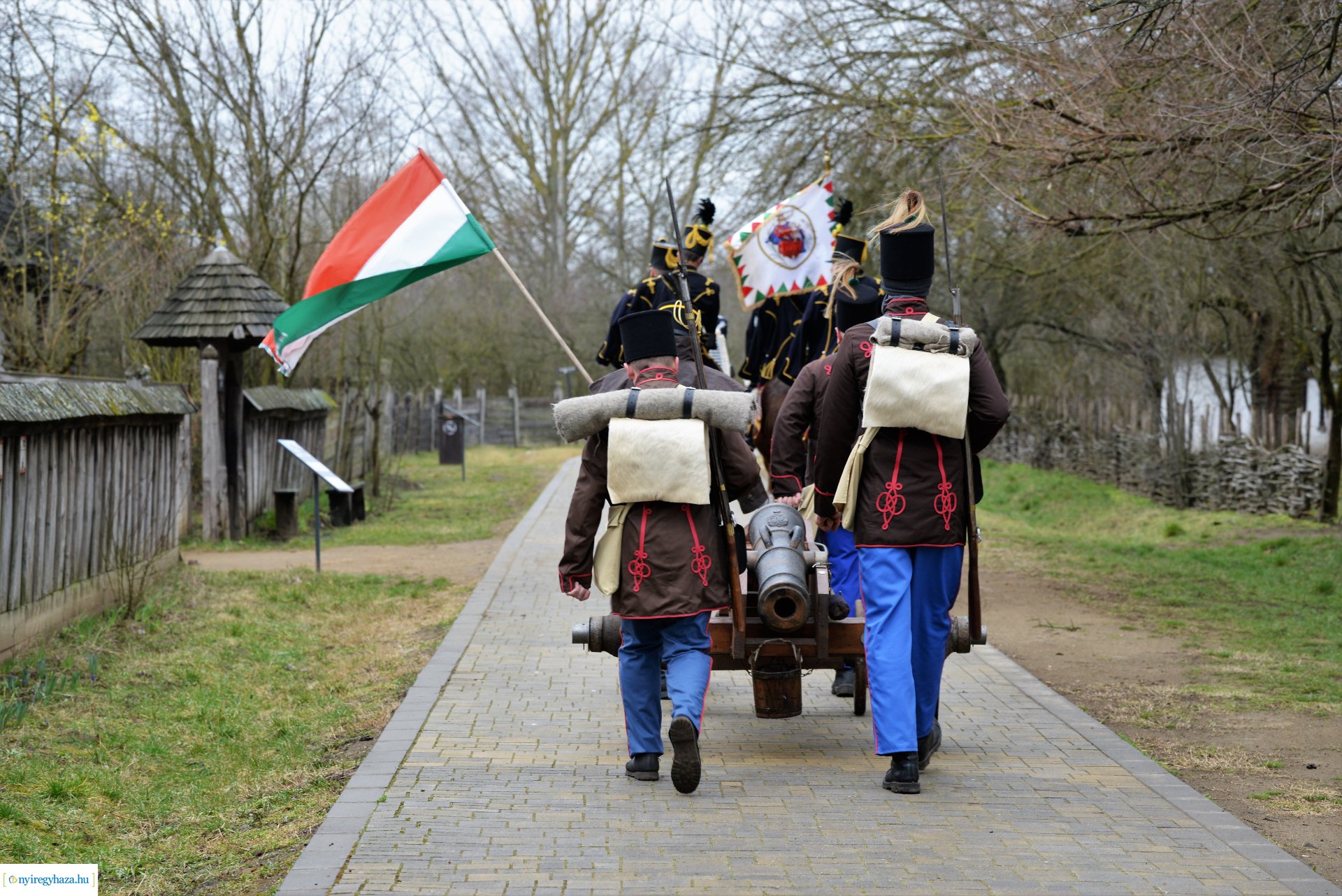 Huszárok felvonulása a Sóstói Múzeumfaluban