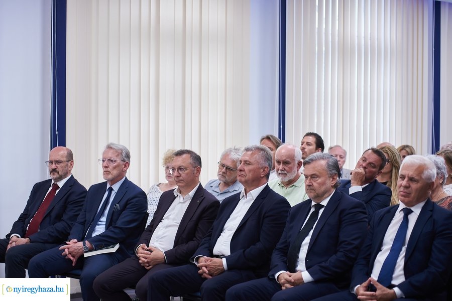 Huszárvágás - könyvbemutató az MCC-ben