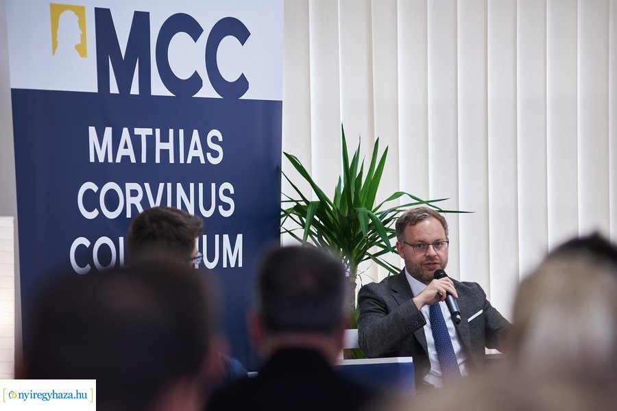 Huszárvágás - könyvbemutató az MCC-ben