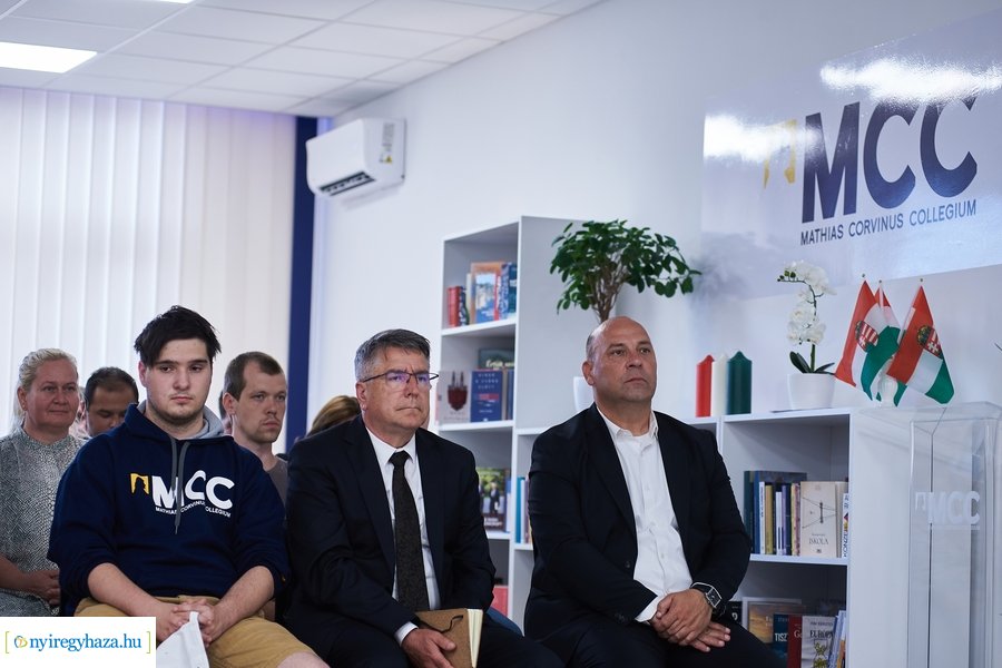 Huszárvágás - könyvbemutató az MCC-ben