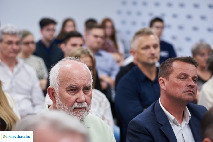 Huszárvágás - könyvbemutató az MCC-ben