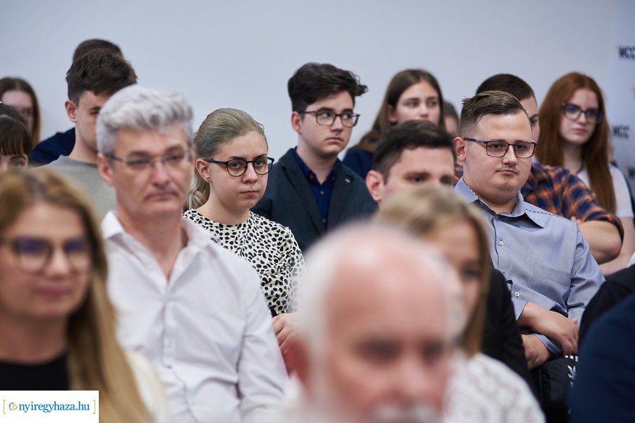 Huszárvágás - könyvbemutató az MCC-ben