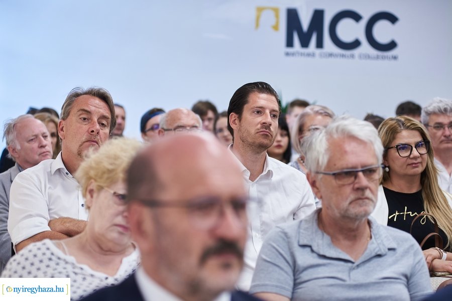 Huszárvágás - könyvbemutató az MCC-ben