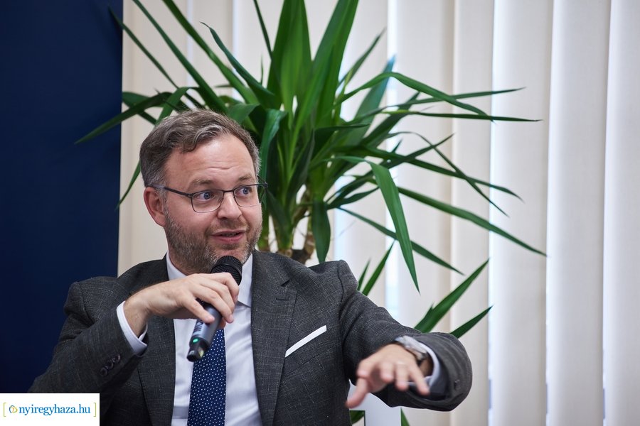 Huszárvágás - könyvbemutató az MCC-ben