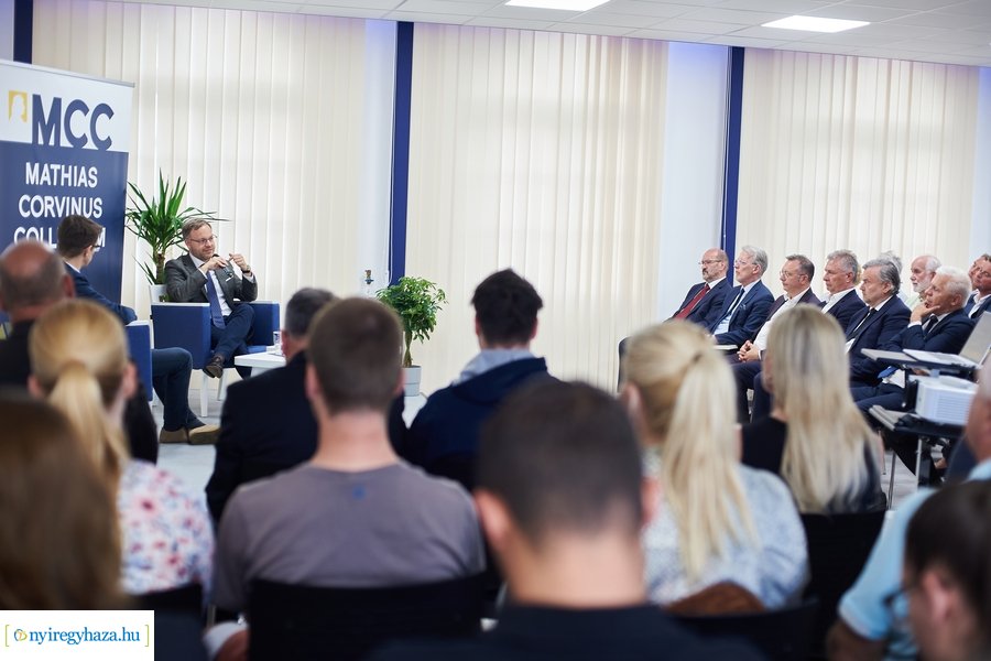 Huszárvágás - könyvbemutató az MCC-ben