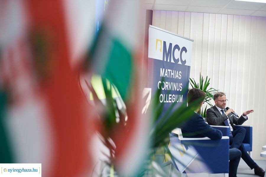 Huszárvágás - könyvbemutató az MCC-ben