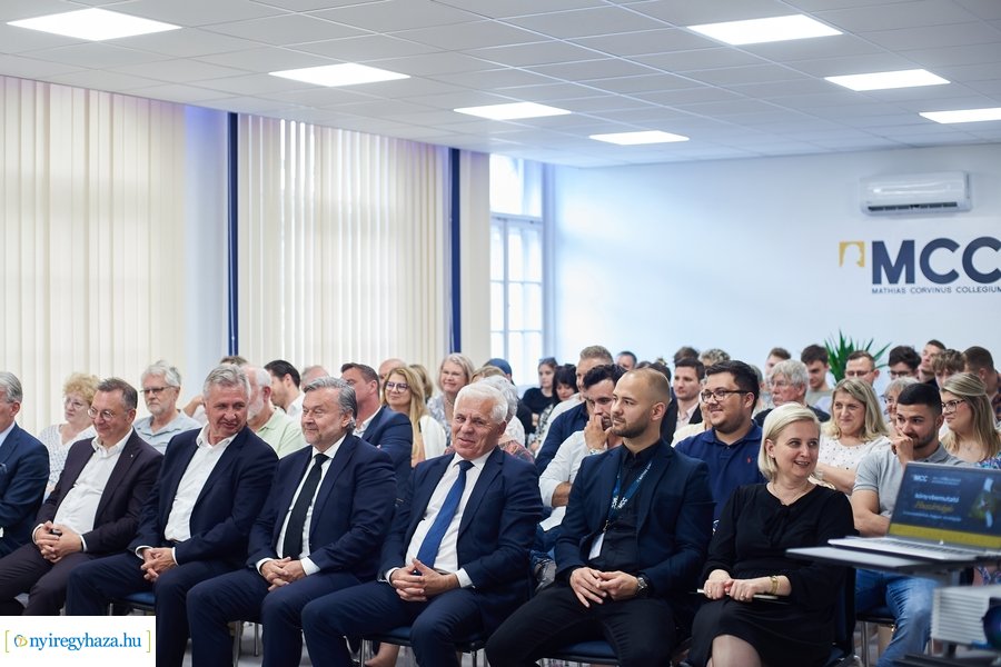 Huszárvágás - könyvbemutató az MCC-ben