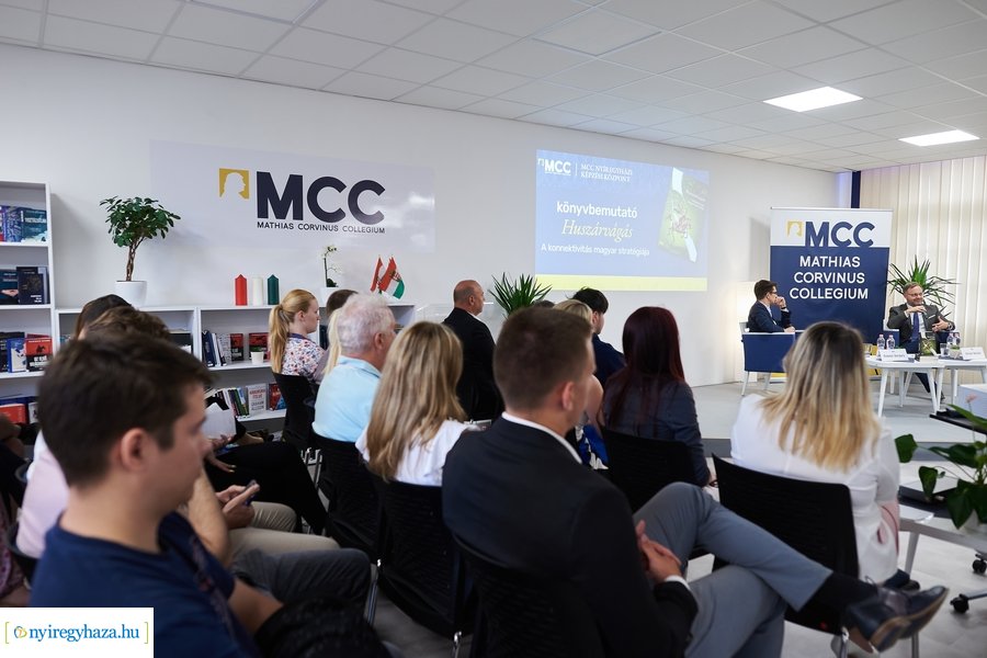 Huszárvágás - könyvbemutató az MCC-ben