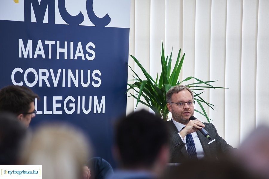 Huszárvágás - könyvbemutató az MCC-ben