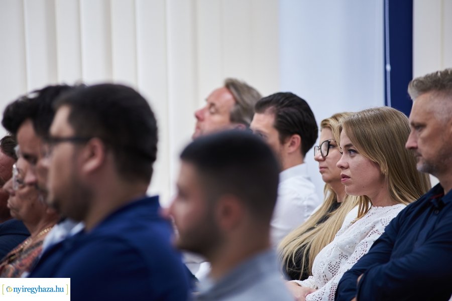 Huszárvágás - könyvbemutató az MCC-ben