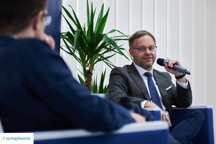 Huszárvágás - könyvbemutató az MCC-ben