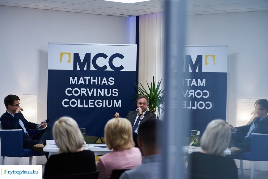 Huszárvágás - könyvbemutató az MCC-ben