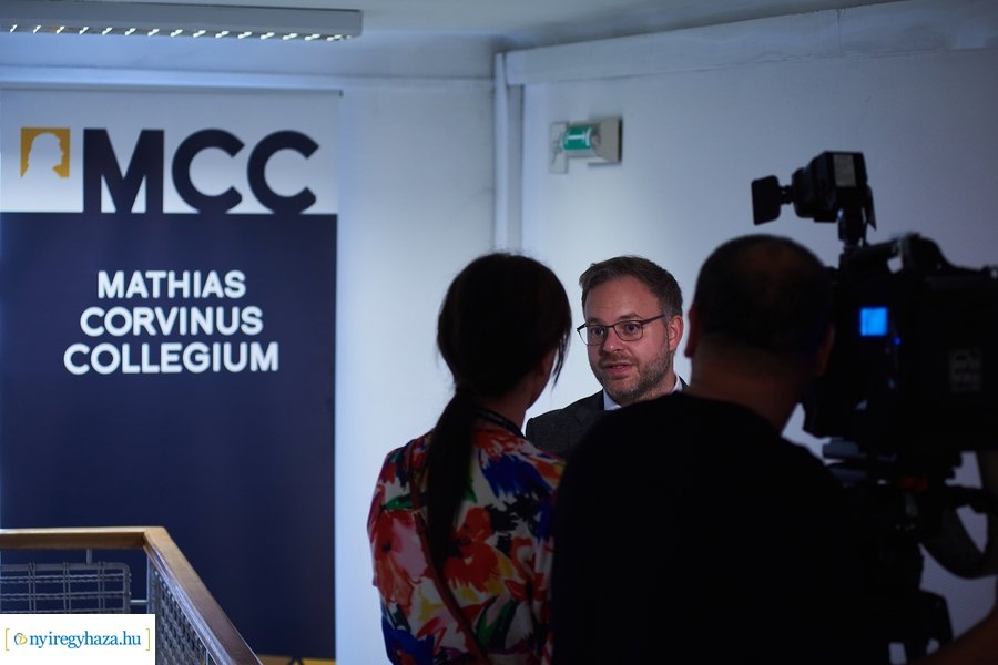 Huszárvágás - könyvbemutató az MCC-ben