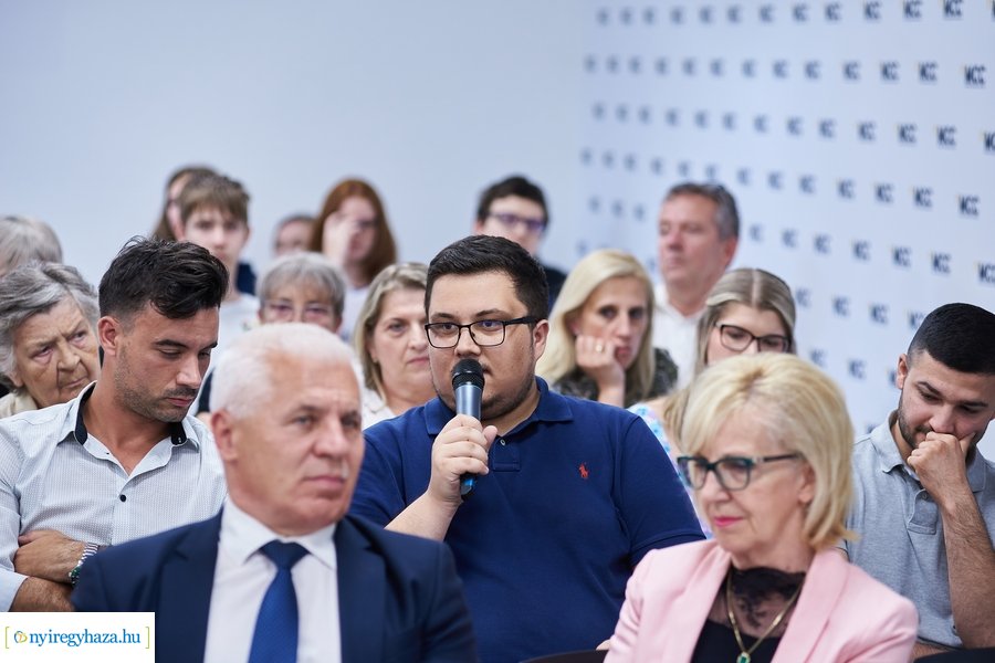 Huszárvágás - könyvbemutató az MCC-ben