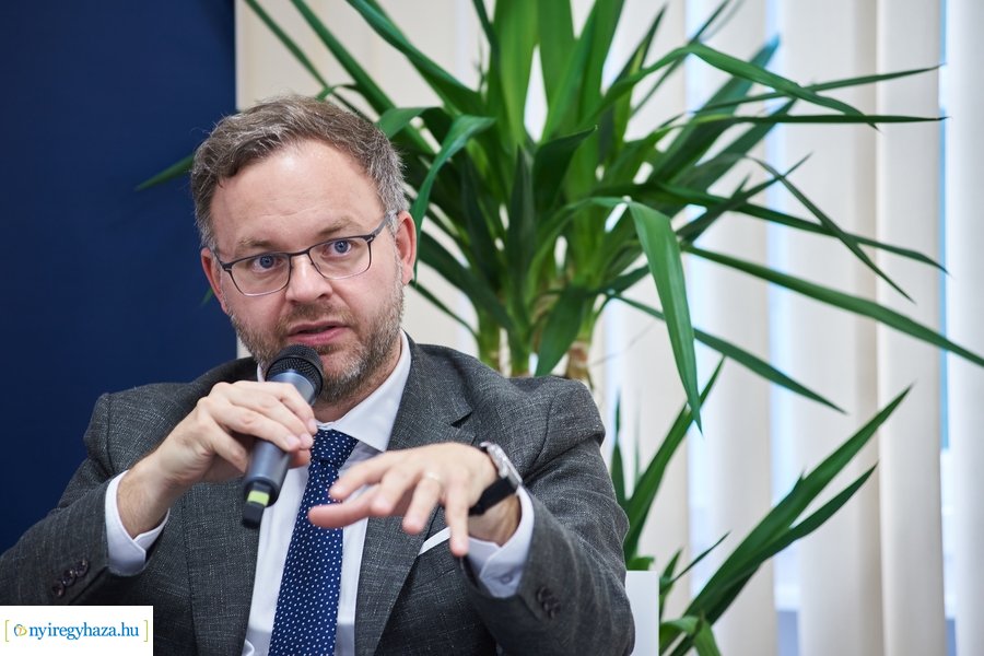 Huszárvágás - könyvbemutató az MCC-ben