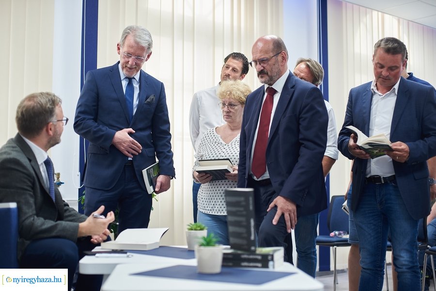 Huszárvágás - könyvbemutató az MCC-ben