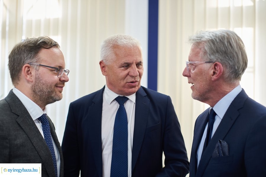 Huszárvágás - könyvbemutató az MCC-ben