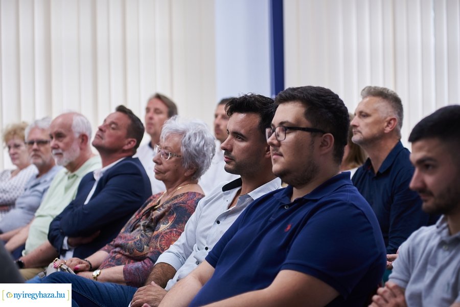 Huszárvágás - könyvbemutató az MCC-ben