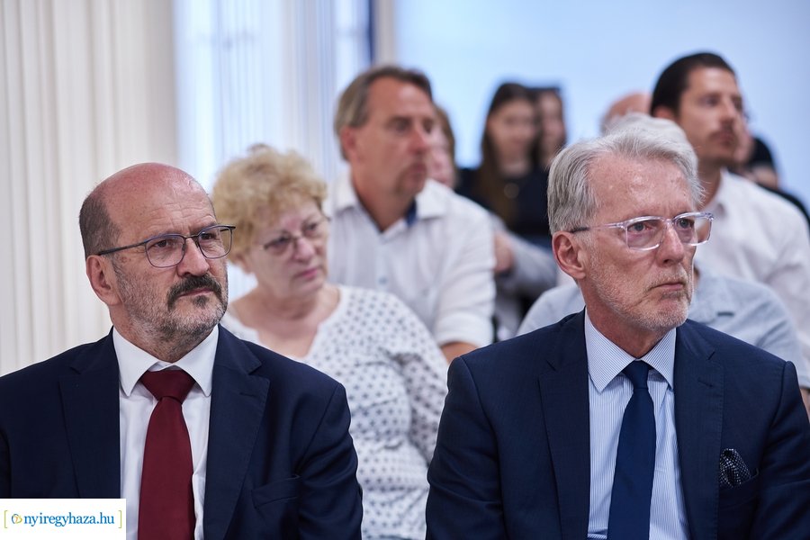 Huszárvágás - könyvbemutató az MCC-ben