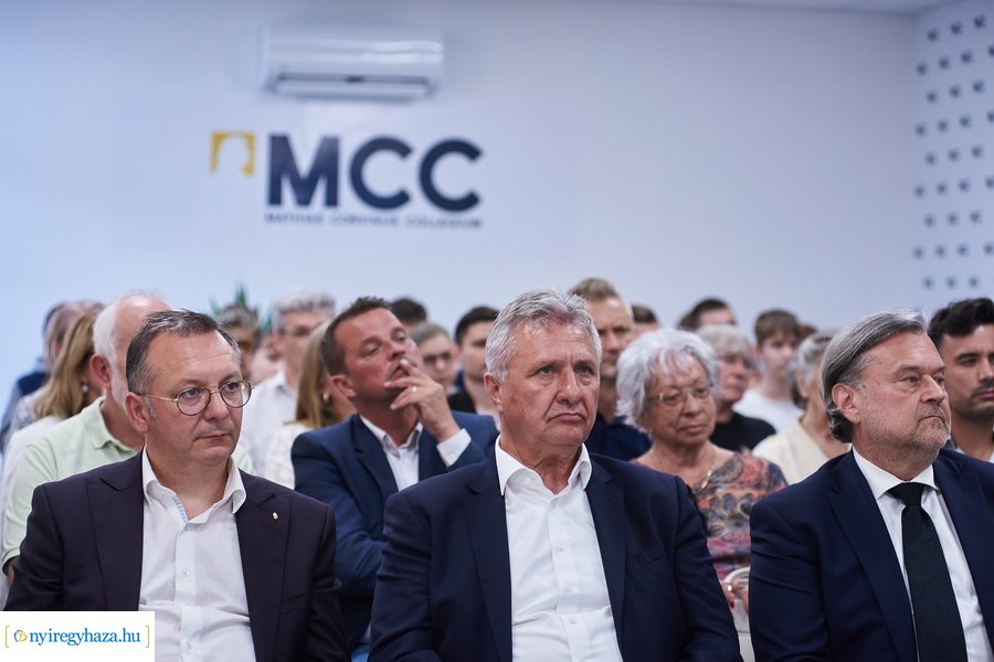 Huszárvágás - könyvbemutató az MCC-ben