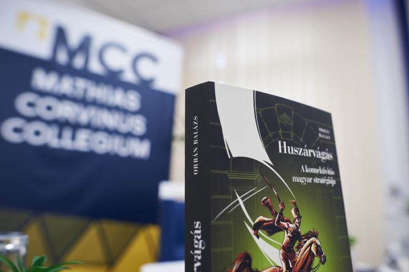 Huszárvágás - könyvbemutató az MCC-ben