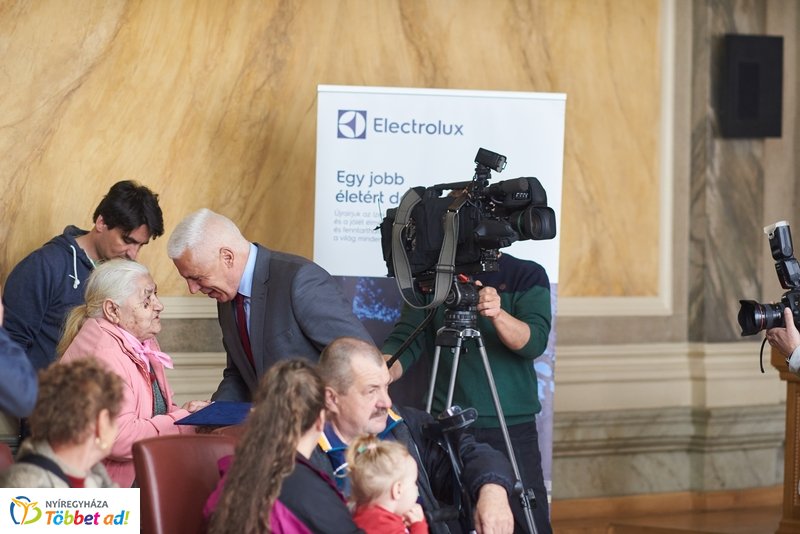 Hűtőszekrény adomány rászoruló családoknak