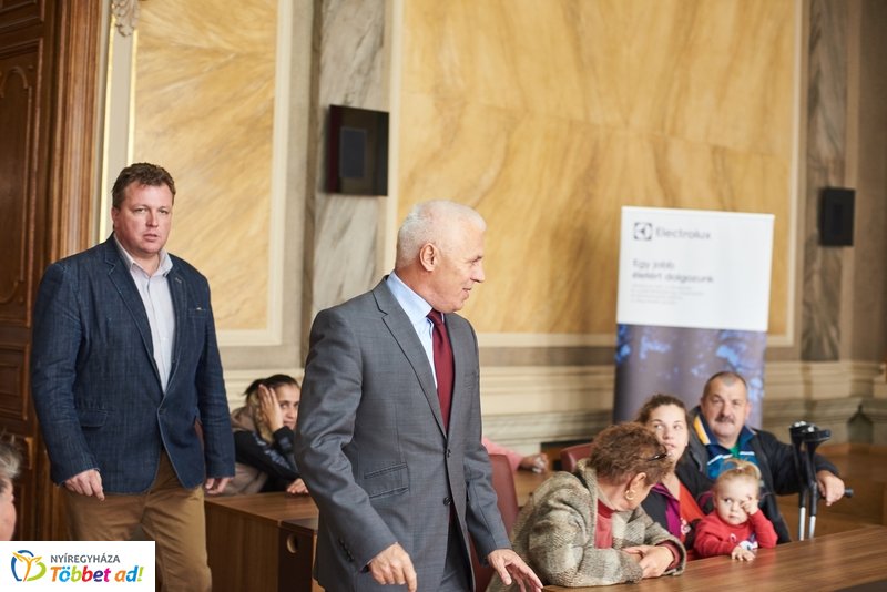 Hűtőszekrény adomány rászoruló családoknak