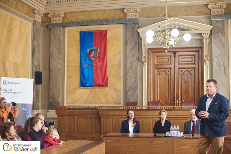 Hűtőszekrény adomány rászoruló családoknak