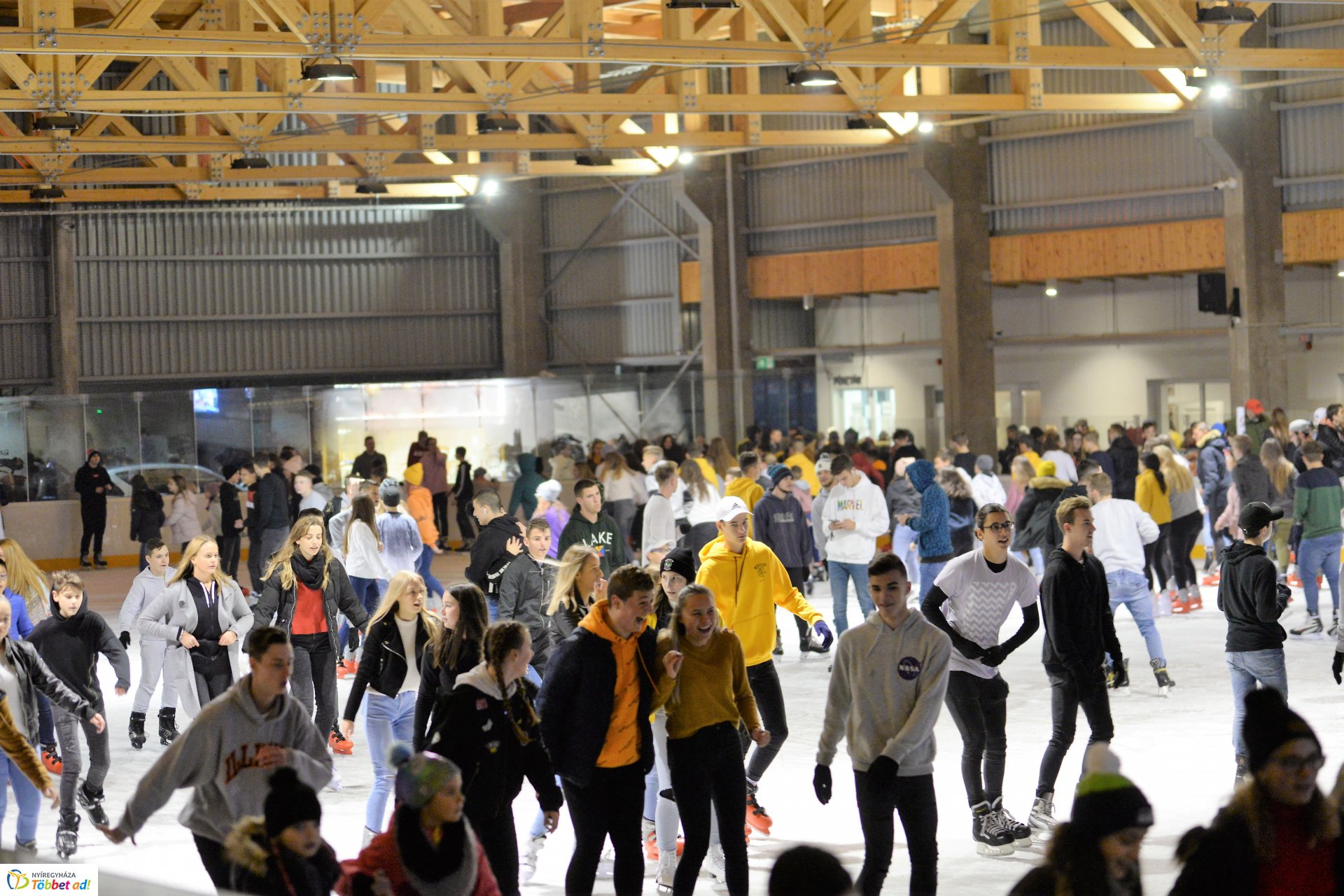 ICE PARTY-val nyitott a jégpálya