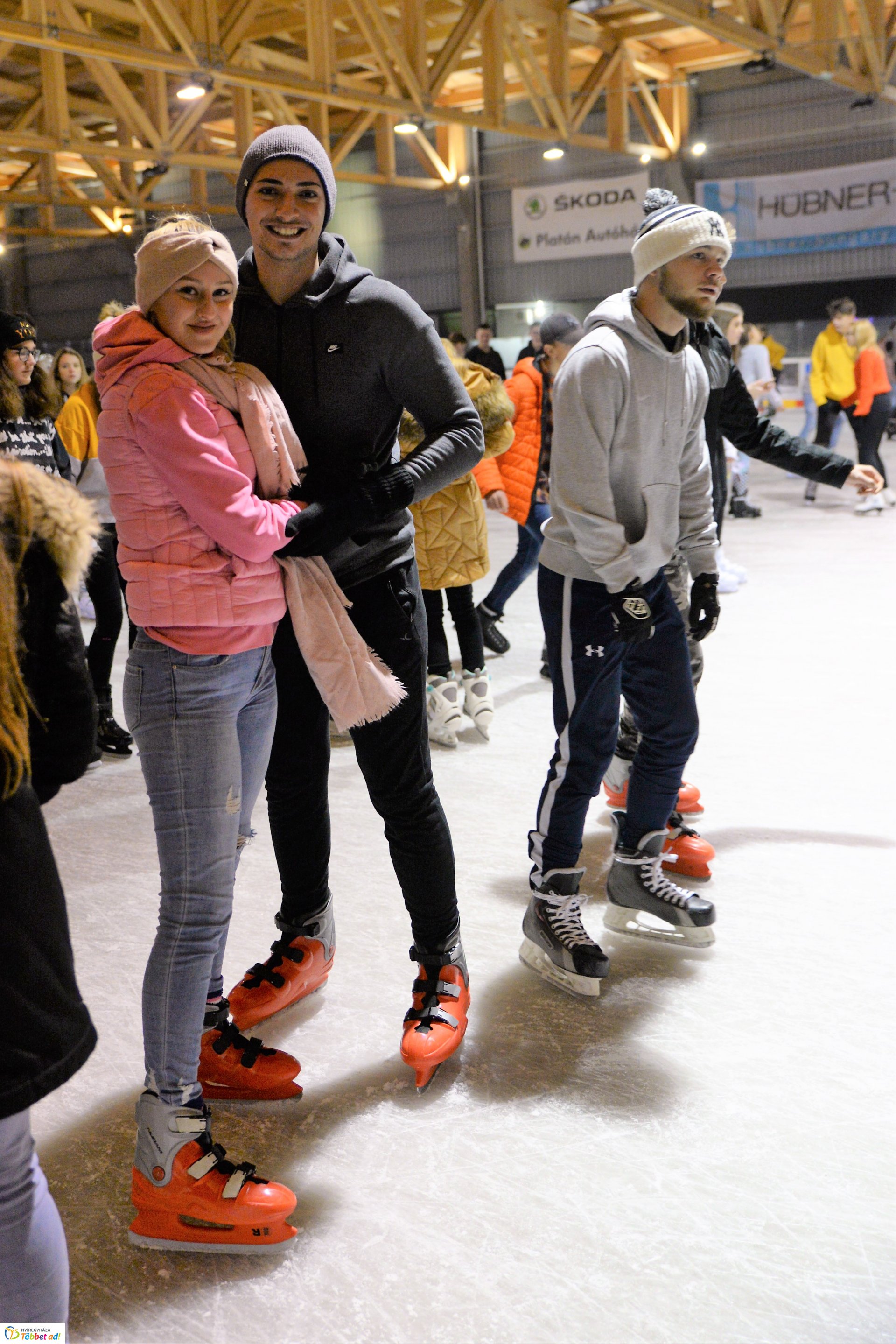 ICE PARTY-val nyitott a jégpálya
