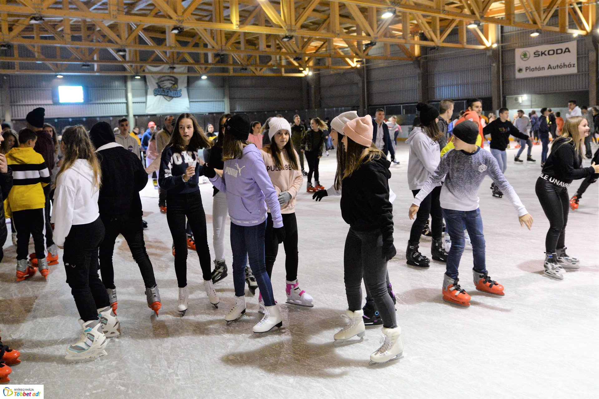 ICE PARTY-val nyitott a jégpálya