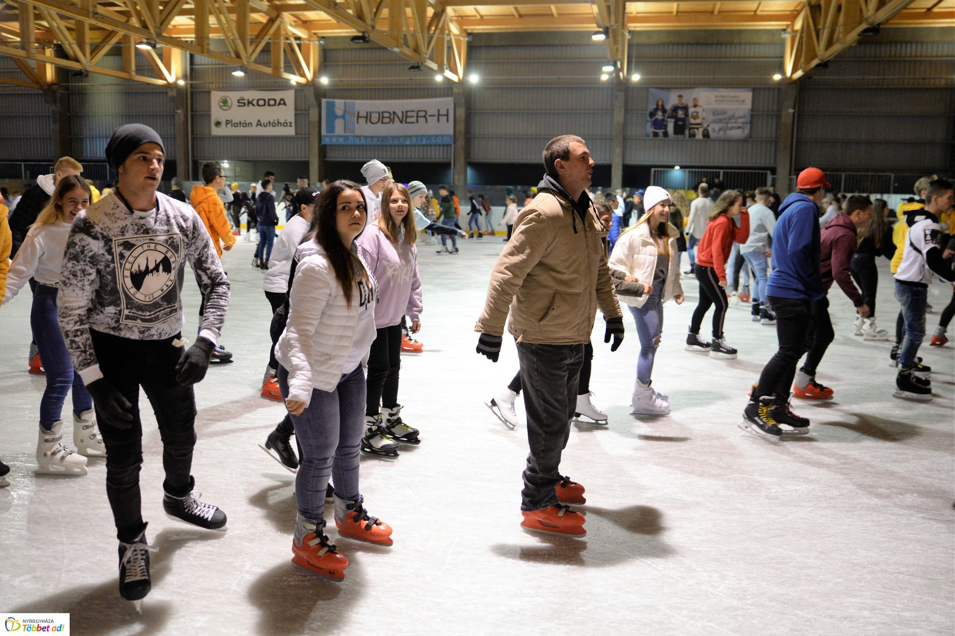 ICE PARTY-val nyitott a jégpálya