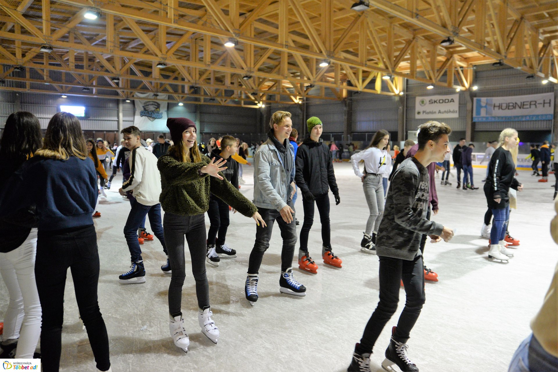 ICE PARTY-val nyitott a jégpálya