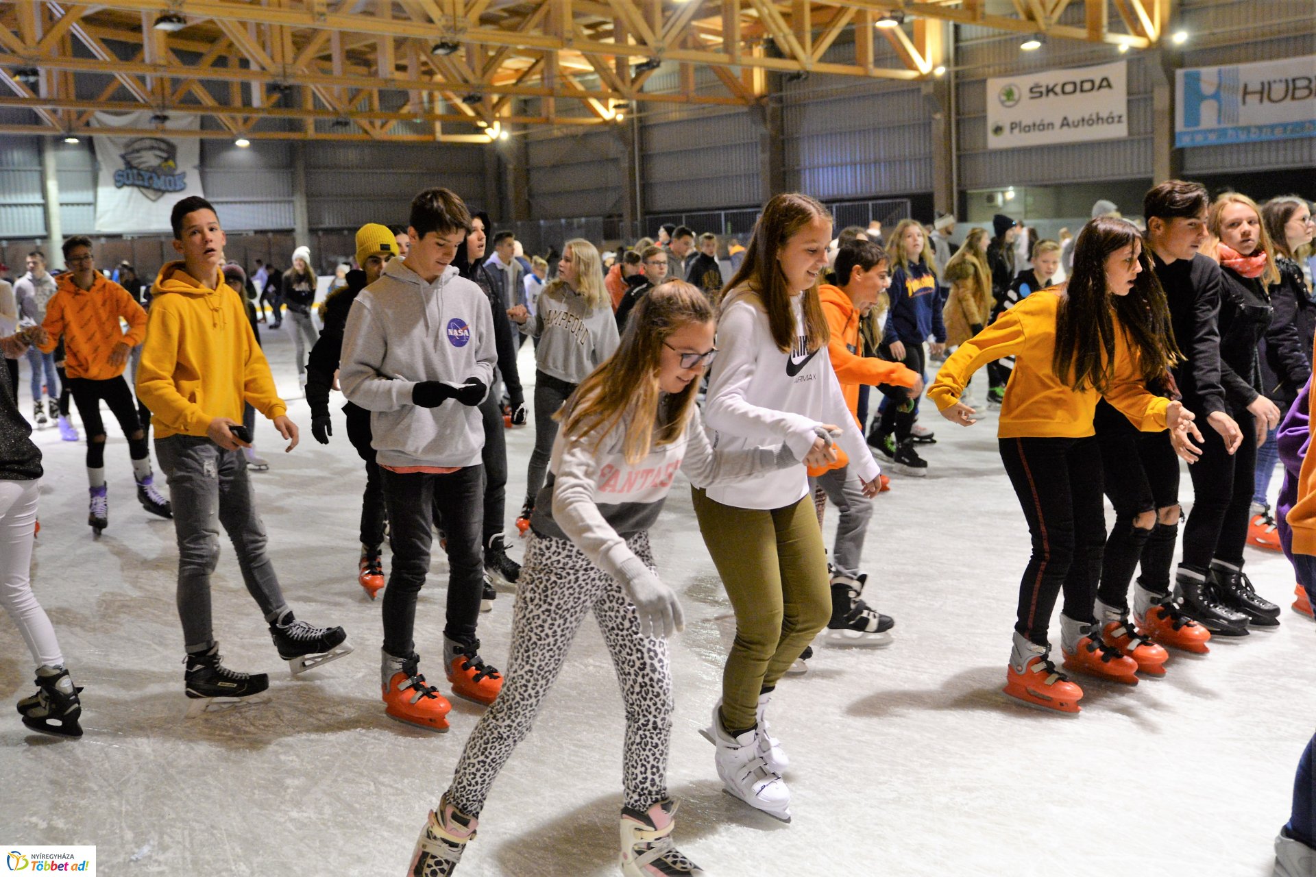 ICE PARTY-val nyitott a jégpálya