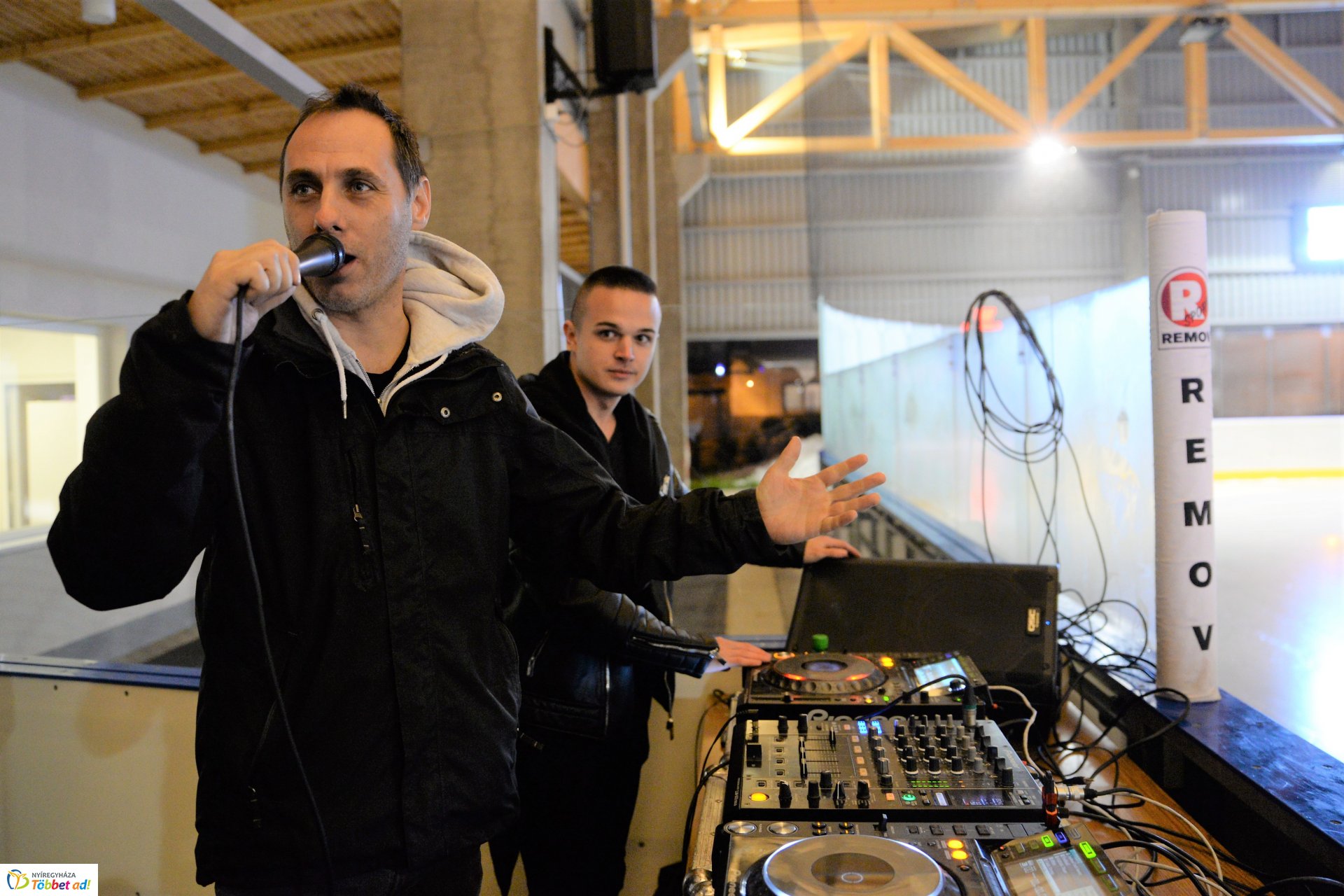 ICE PARTY-val nyitott a jégpálya